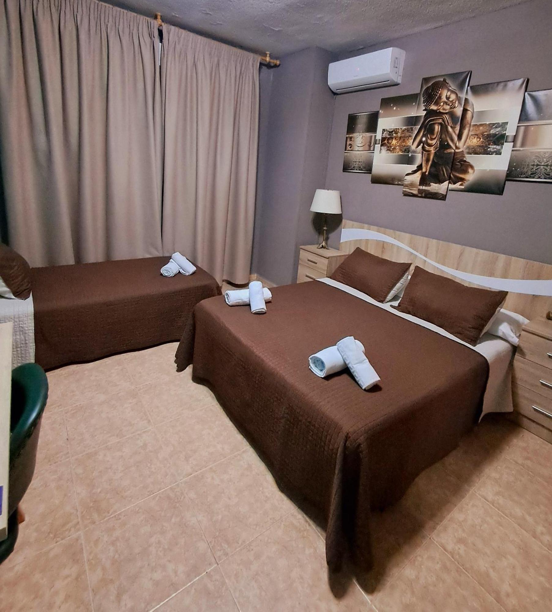 Hostal Dona Maria Valdemoro Exterior photo