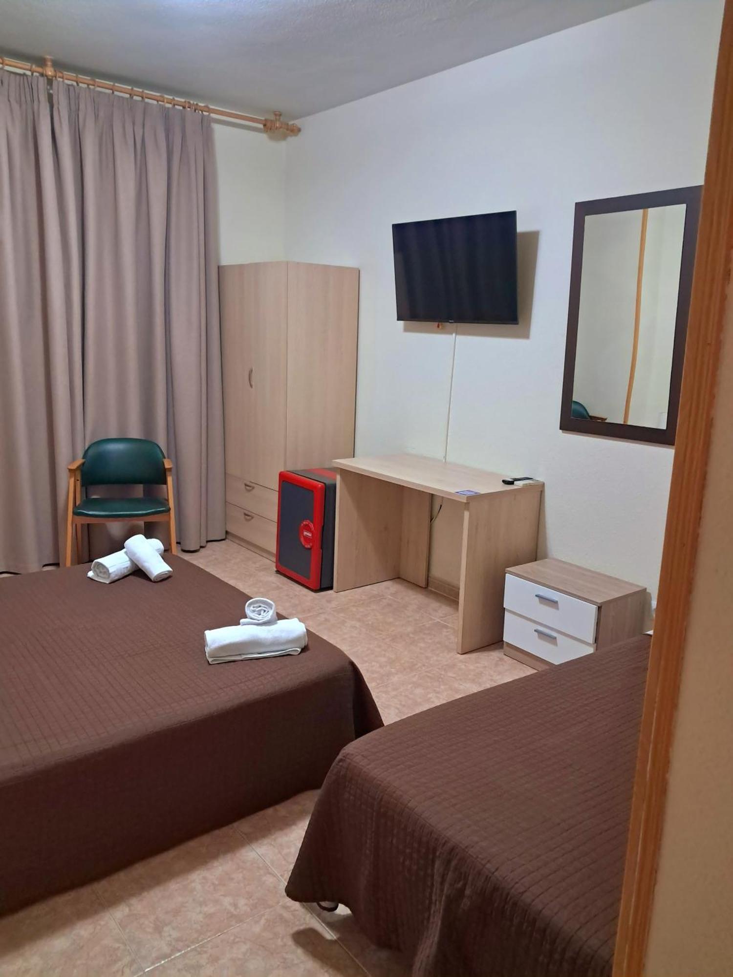 Hostal Dona Maria Valdemoro Exterior photo