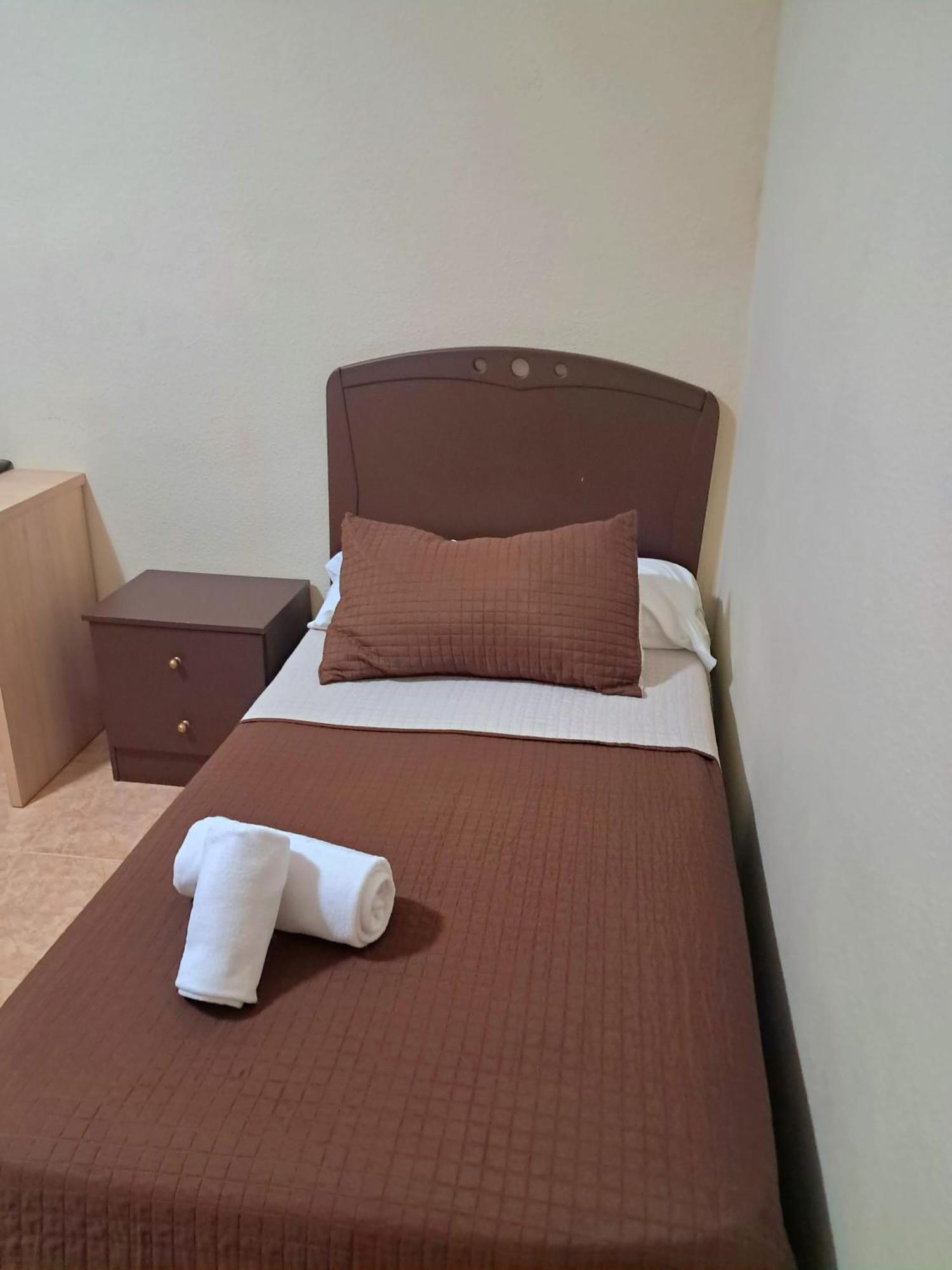 Hostal Dona Maria Valdemoro Exterior photo