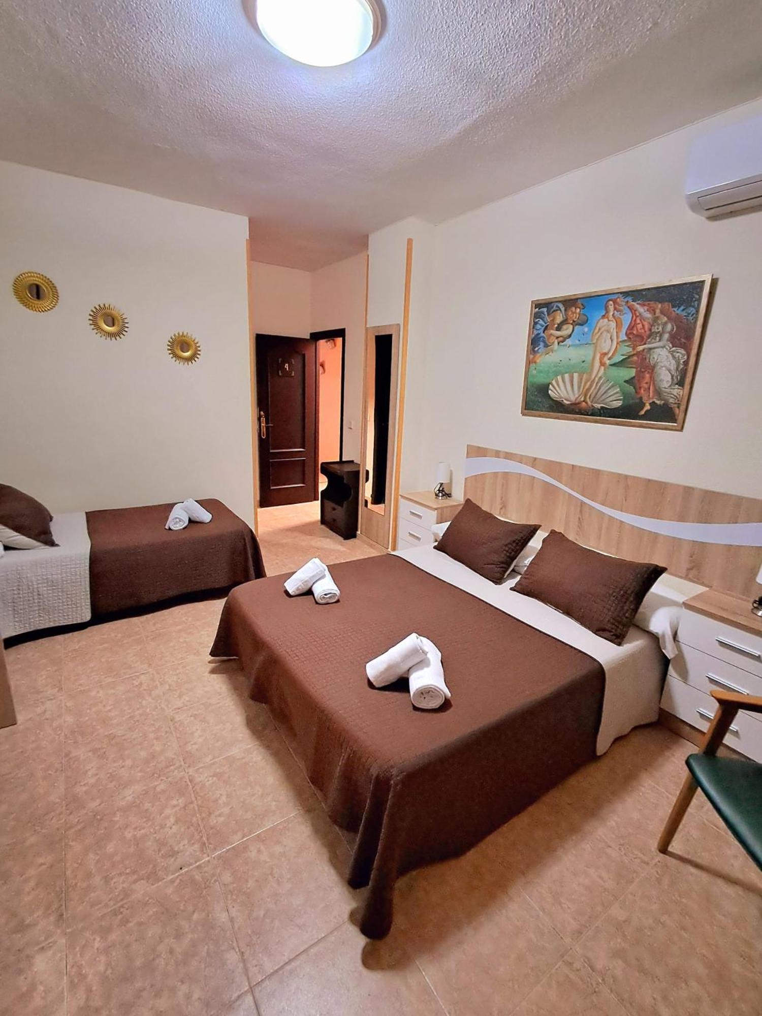 Hostal Dona Maria Valdemoro Exterior photo