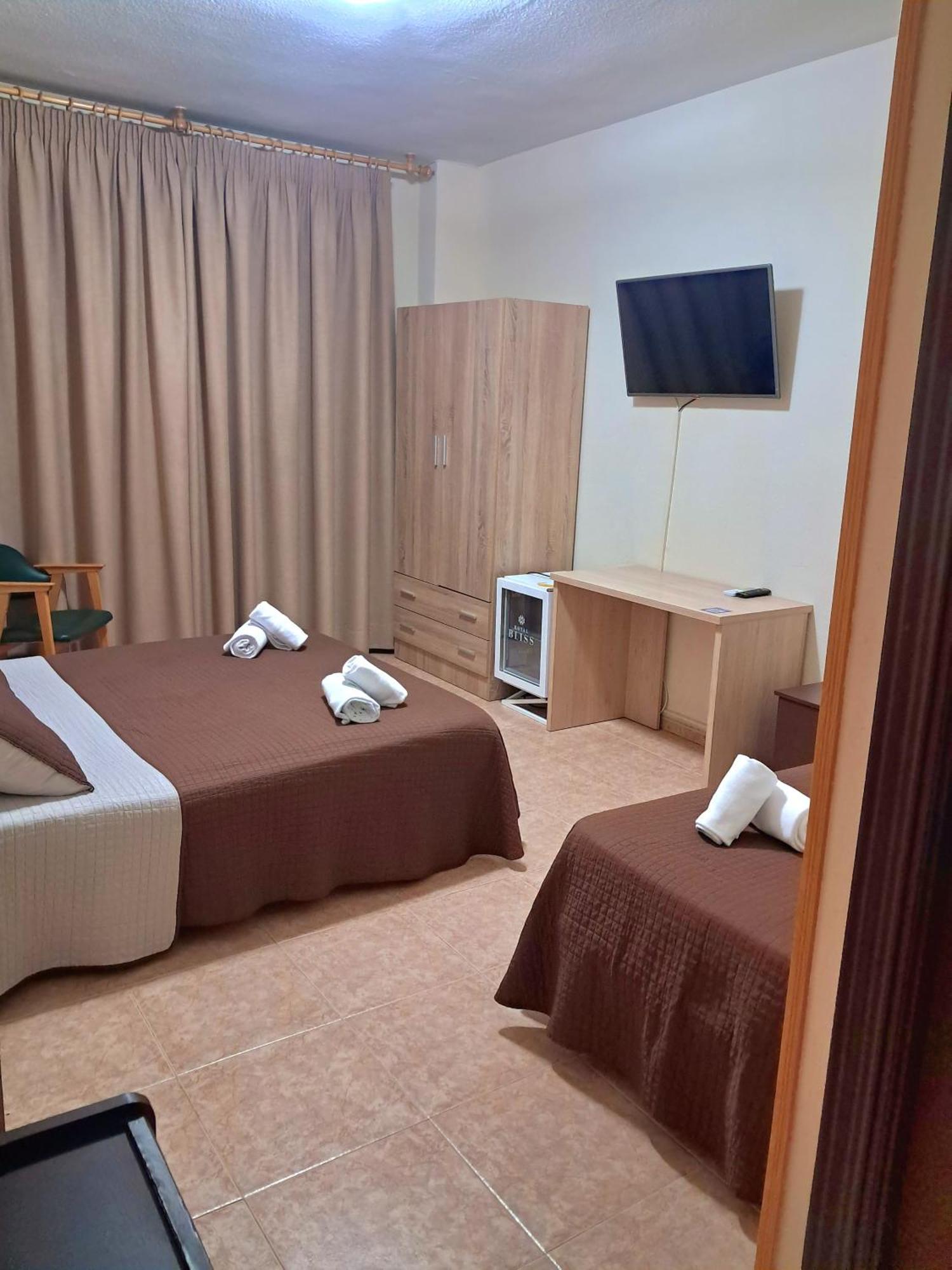 Hostal Dona Maria Valdemoro Exterior photo