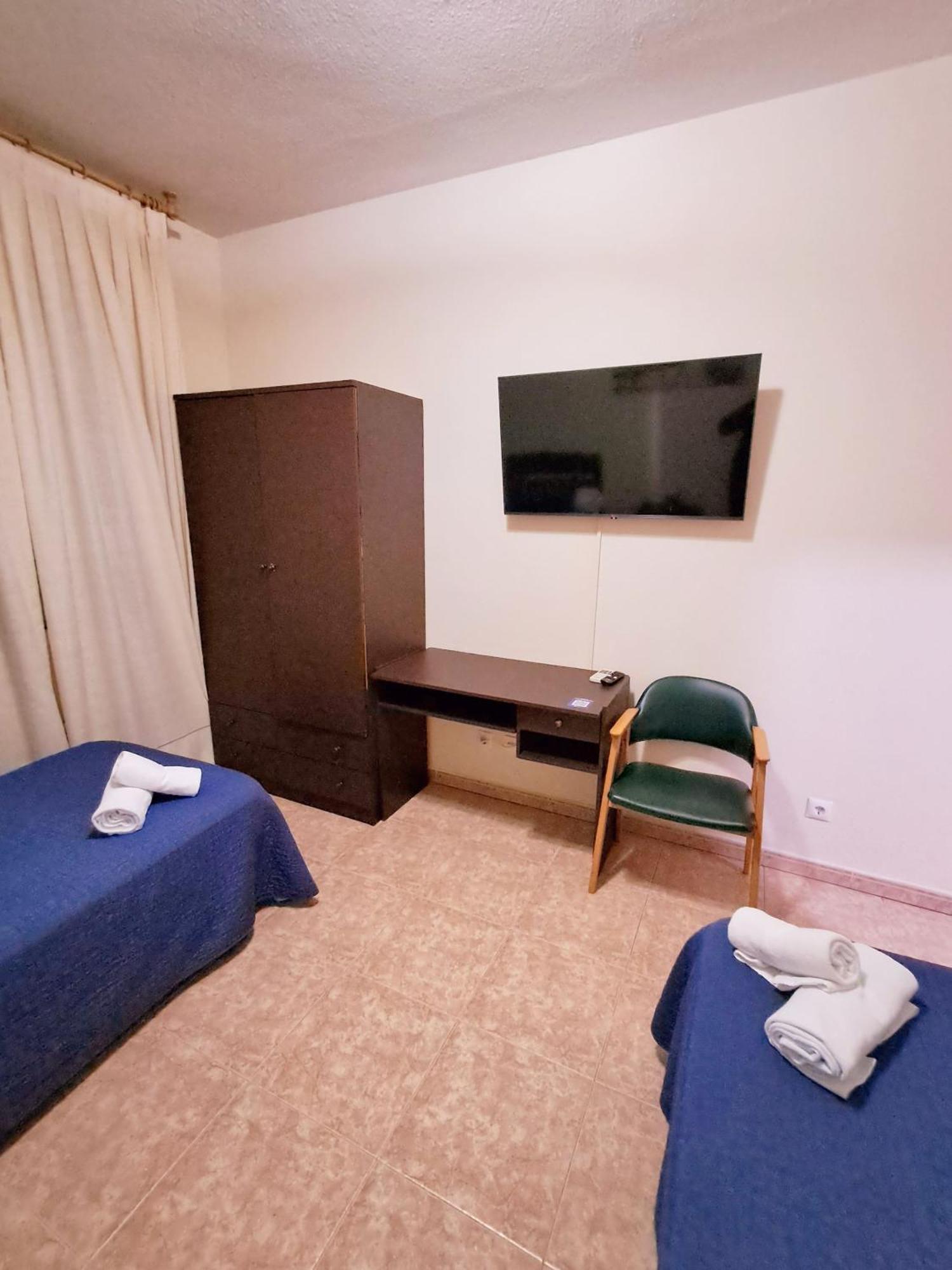 Hostal Dona Maria Valdemoro Exterior photo