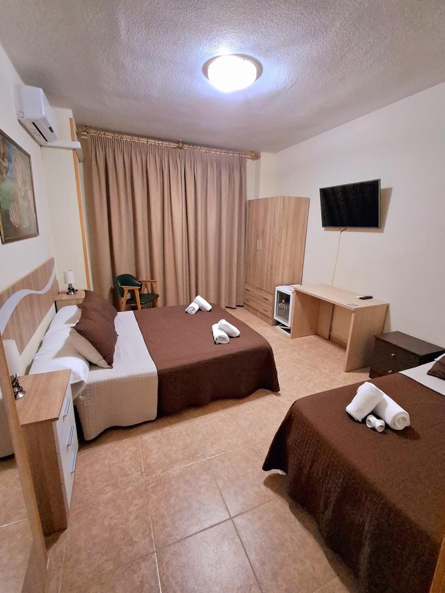 Hostal Dona Maria Valdemoro Exterior photo