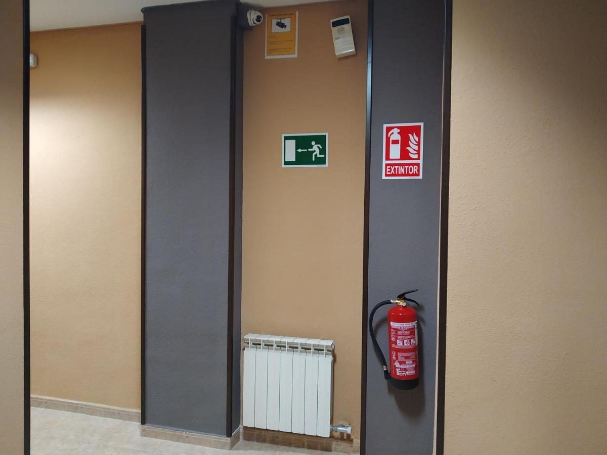 Hostal Dona Maria Valdemoro Exterior photo